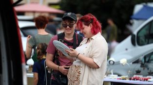 Lublin: Giełda Staroci. Miłośnicy bibelotów i antyków połączyli się na pl. Zamkowym