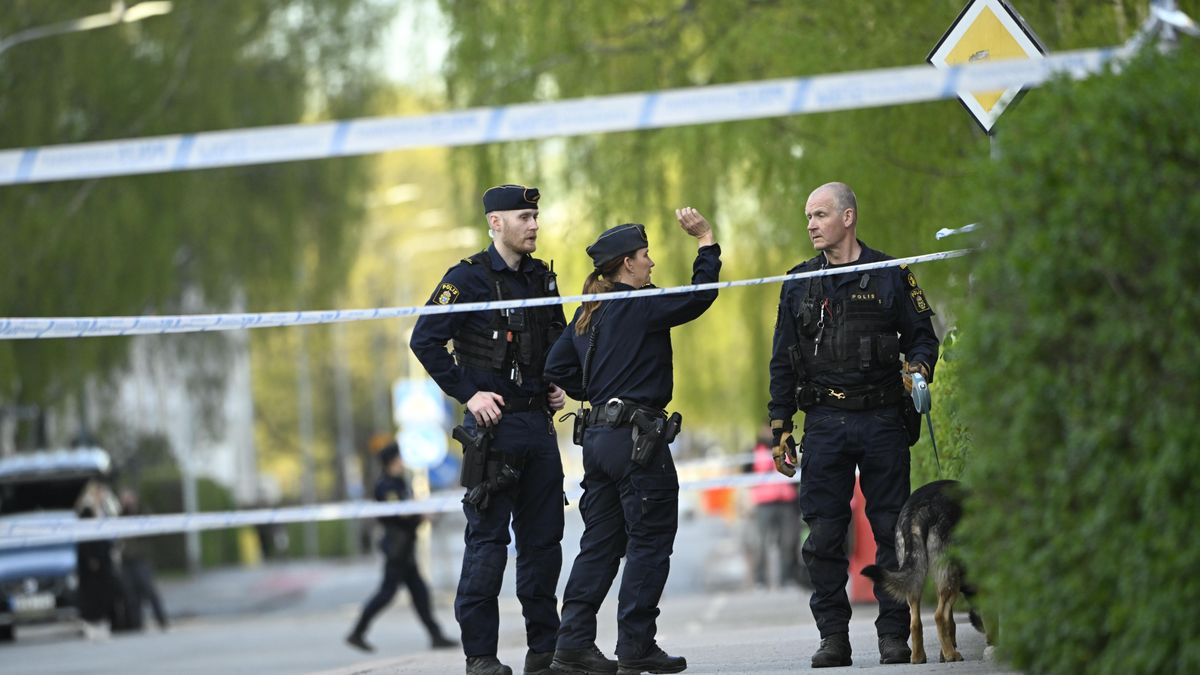 Shooting in Uppsala
epa12063221 Police at the scene after a shooting at Vaksala Square in Uppsala, Sweden, 29 April 2025. According to police, three people were confirmed dead after a shooting which is being investigated as a murder.  EPA/FREDRIK SANDBERG  SWEDEN OUT 
Dostawca: PAP/EPA.
FREDRIK SANDBERG
shooting, police