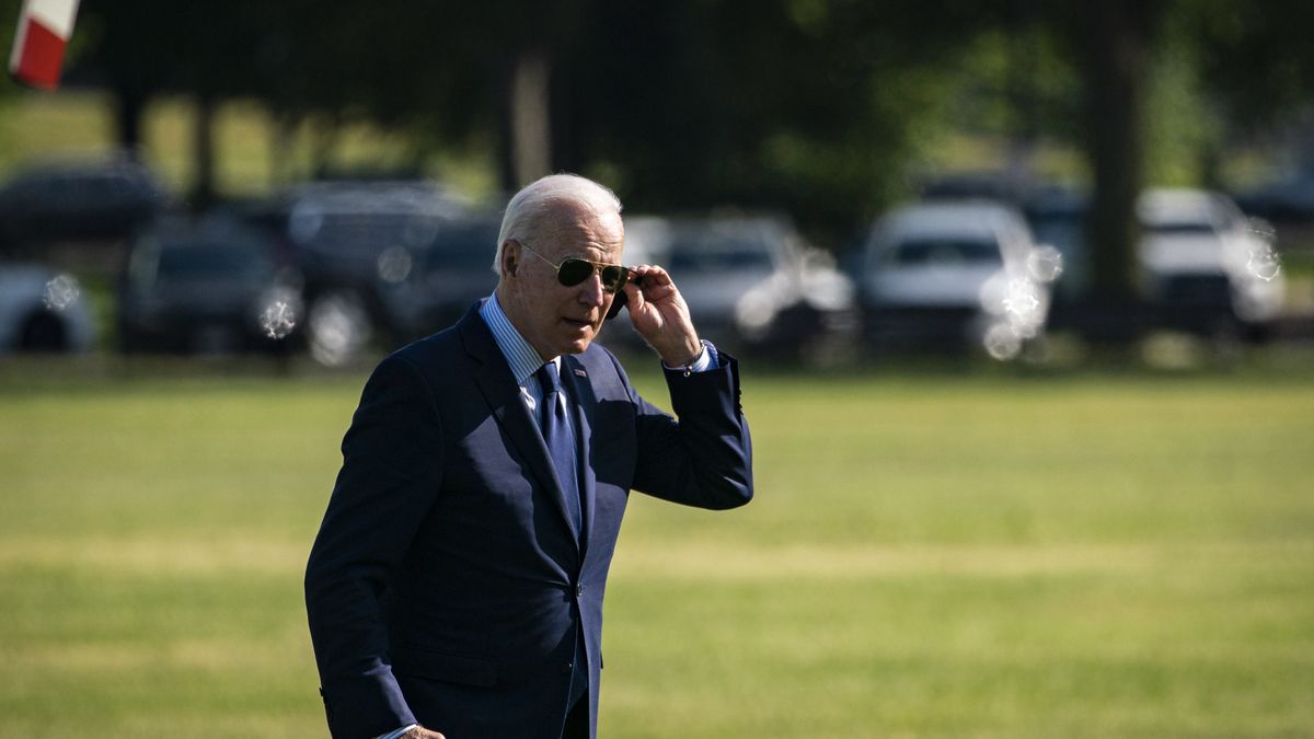 epa09232075 US President Joe Biden adjusts his sunglasses as he walks across the Ellipse near the White House after exiting Marine in Washington, DC, USA, 27  May 2021.  EPA/Al Drago / POOL Dostawca: PAP/EPA.