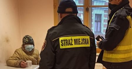 Śląsk. Zmarznięta kobieta siedziała na ławce, noc spędziła na dworze. Pomogli mundurowi