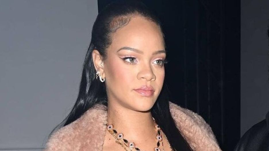 Rihanna poszła na koncert ukochanego w szarej mini i wysokich kozakach 
