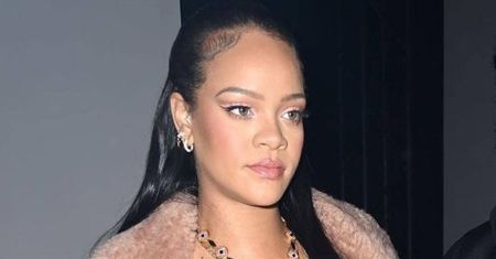 Rihanna poszła na koncert ukochanego. Założyła szarą mini, ale to buty przyciągają wzrok