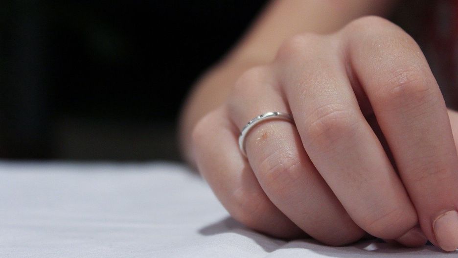 Pierścionek zaręczynowy po innej kobiecie nie zawsze jest dobrym pomysłem