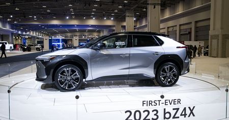 Toyota wycofuje samochody elektryczne ze sprzedaży. Mogą odpaść w nich koła