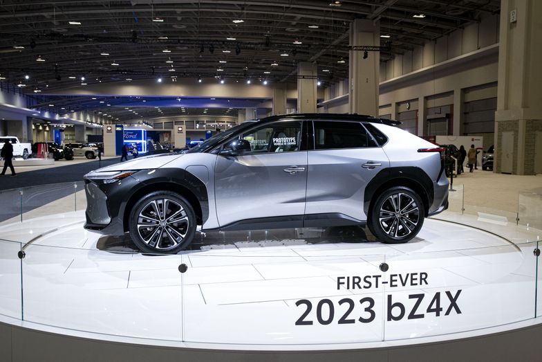 Toyota wycofuje samochody elektryczne ze sprzedaży. Mogą odpaść w nich koła