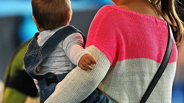 Dodatkowe świadczenie przysługuje wyłącznie rodzicom bądź opiekunom prawnym, których dzieci po zamknięciu placówek oświatowych nie mają zapewnionej opieki – zarówno przez drugiego z rodziców, jak i innej osoby w gospodarstwie domowym.