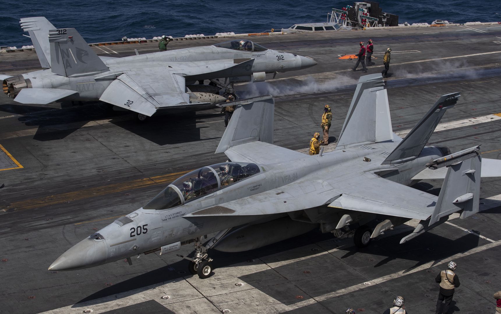 Samoloty Super Hornet na pokładzie amerykańskiego lotniskowca