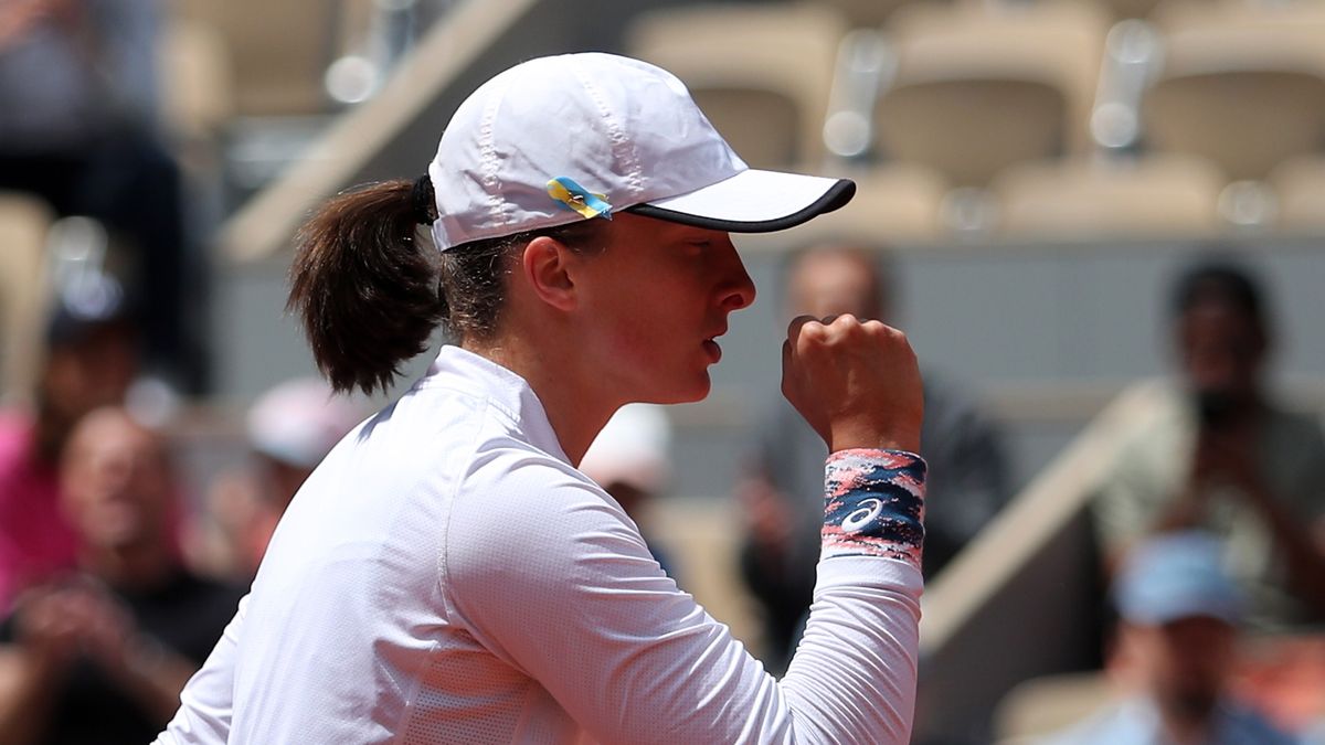 Iga Swiatek of Poland celebrates winning against Danka Kovinic of Montenegro in their women's third round match during the French Open tennis tournament at Roland ?Garros in Paris, France, 28 May 2022. EPA/MARTIN DIVISEK Dostawca: PAP/EPA.