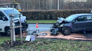 Warszawa: Zderzenie czołowe osobówki z busem na Bielanach