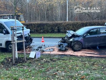 Warszawa: Zderzenie czołowe osobówki z busem na Bielanach