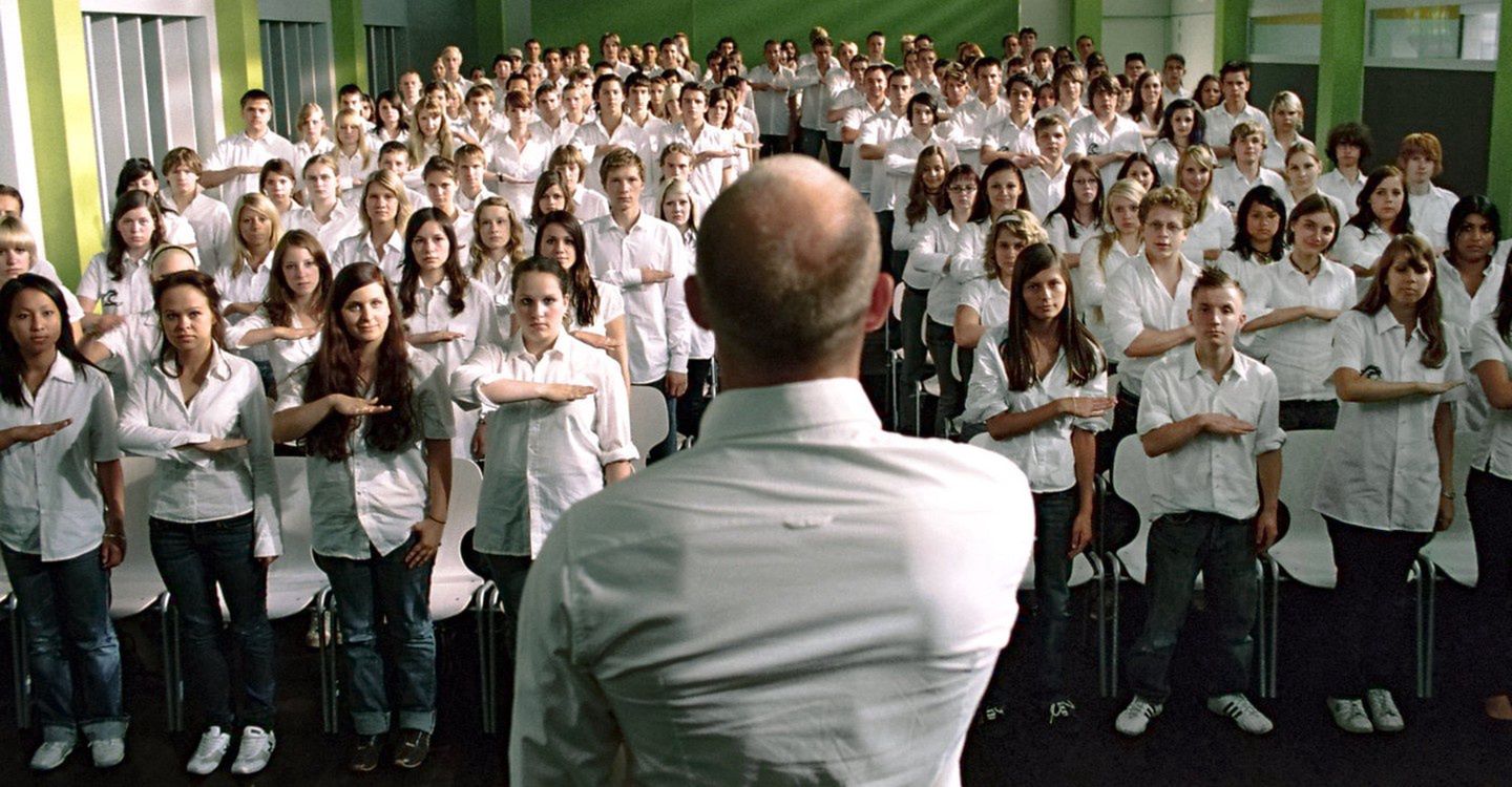 Kadr z filmu "Lesson plan", opartego na motywach z eksperymentu "Trzecia Fala"