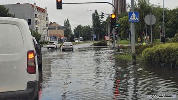 Gorzów: Lało jak z cebra. Zalana została ul. Grobla