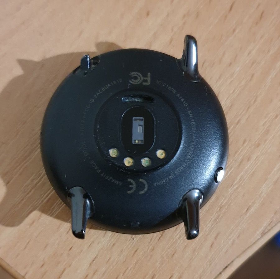 Xiaomi Amazfit Pace z pękniętym i urwanym ceramicznym zaczepem zegarka