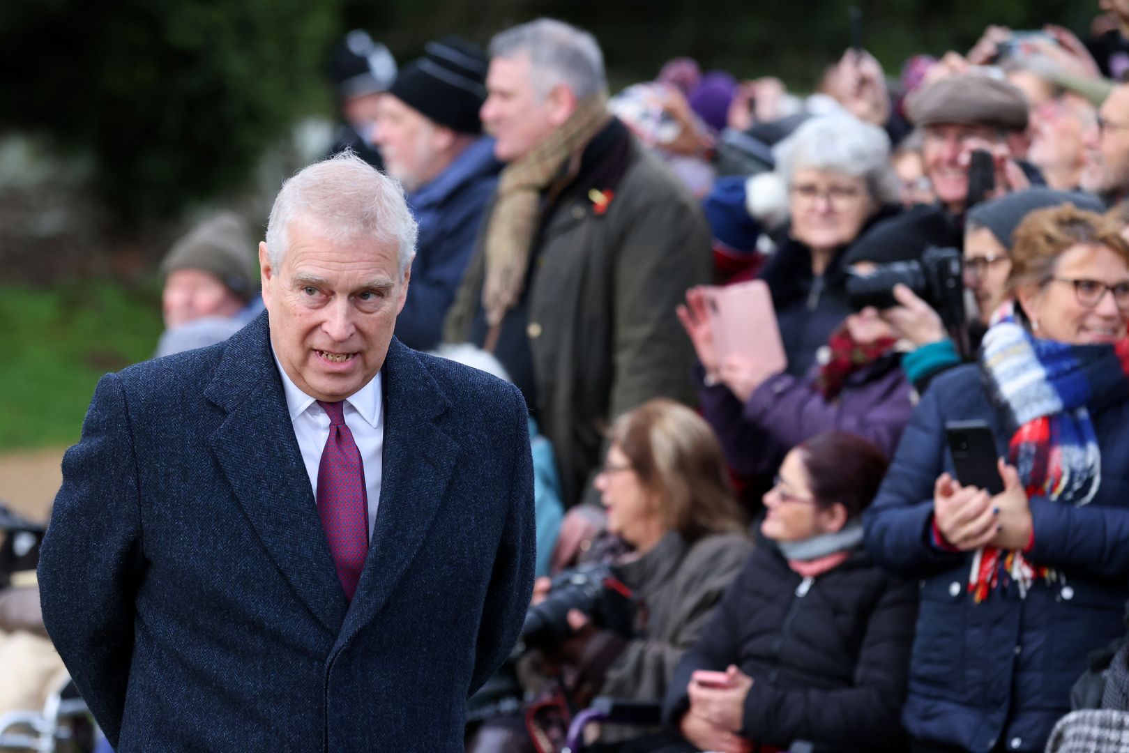 Królowa nic mu nie zostawiła w spadku. Książę Andrzej zdany na brata