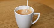 Lepiej pić kawę z mlekiem czy bez? Odpowiedź może cię zaskoczyć