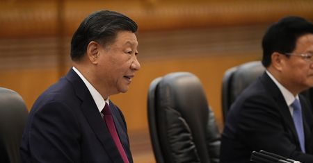 Chiny mają kolejny ogromny problem. Nie mogą powstrzymać spadku cen