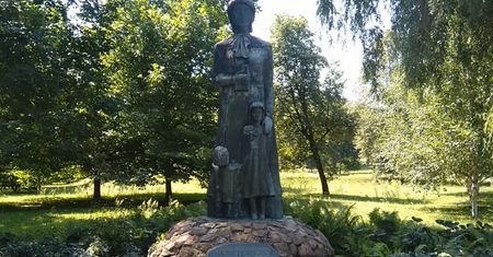 Awantura o pomnik Marii Konopnickiej. Remont w Ciechanowie wywołał burzę