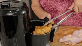 Pilny komunikat producenta air fryera.  "Ryzyko pożaru i poparzeń"