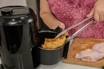 Pilny komunikat producenta air fryera.  "Ryzyko pożaru i poparzeń"