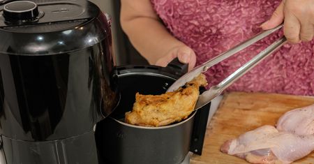 Pilny komunikat producenta air fryera.  "Ryzyko pożaru i poparzeń"