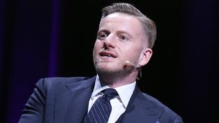 Szczepan Twardoch broni tęczowych flag LGBT. Krytykuje pedofilię w Kościele