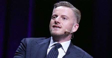 Szczepan Twardoch broni tęczowych flag LGBT. Krytykuje pedofilię w Kościele