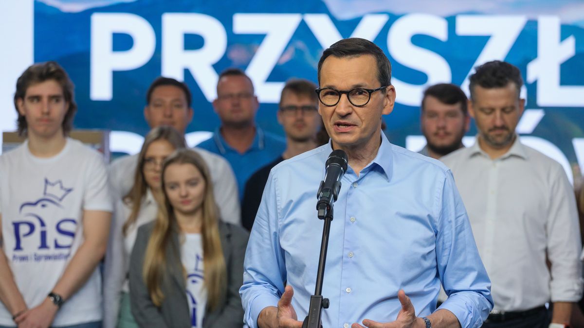 Warszawa, 20.09.2023. Kampania wyborcza do parlamentu 2023. Premier Mateusz Morawiecki (C) podczas konferencji prasowej w siedzibie Prawa i Sprawiedliwości na ulicy Nowogrodzkiej w Warszawie, 20 bm. (amb) PAP/Paweł Supernak