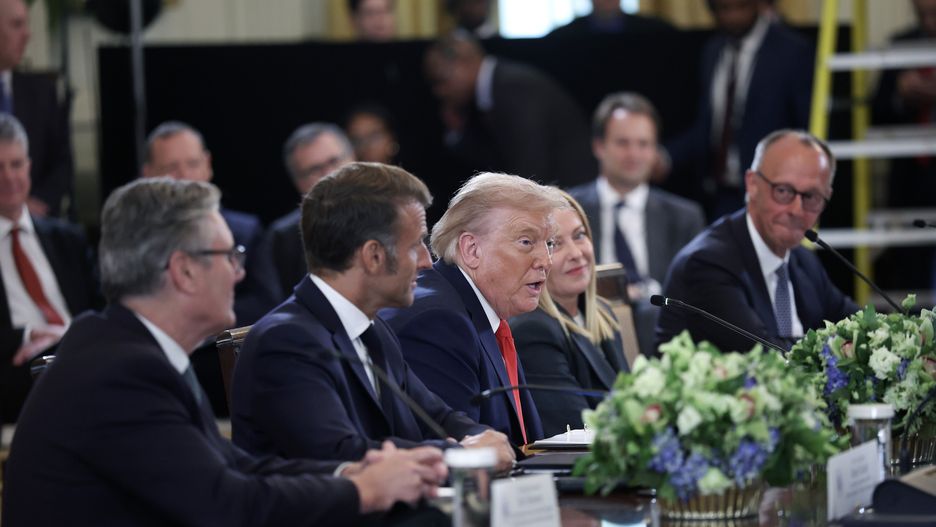 WASHINGTON, DC - AUGUST 18:  U.S. President Donald Trump hosts a meeting with Ukrainian President Volodymyr Zelensky and European leaders including British Prime Minister Keir Starmer (L), French President Emmanuel Macron (2nd from L), Italian Prime Minister Giorgia Meloni ( 2nd from R) and German Chancellor Friedrich Merz (R) at the White House on August 18, 2025 in Washington, DC. President Trump hosted President Zelensky at the White House for a bilateral meeting and an expanded meeting with European leaders to discuss a peace deal between Russia and Ukraine.  (Photo by Win McNamee/Getty Images)