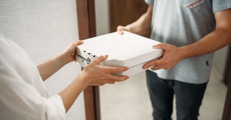Zatrudnia się jako dostawca jedzenia, po kilku dniach znika z pieniędzmi i firmowym autem