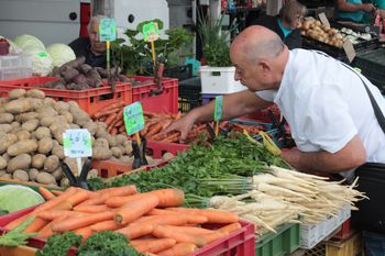Koszalin: Świeże owoce i lokalne ceny na wtorkowym targu
