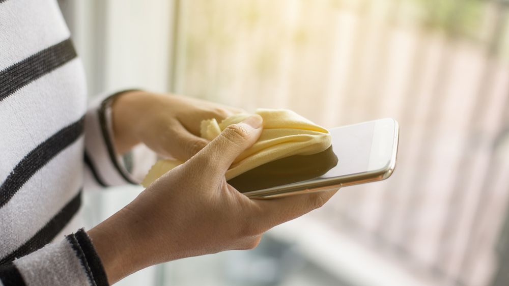 Przez koronawirusa częściej myjemy ręce. A co ze smartfonem? 1