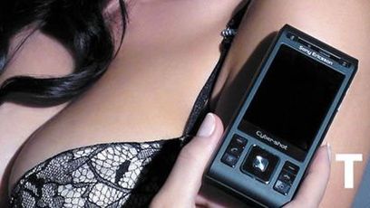 Pomysłowa reklama Sony Ericssona w FHM 1