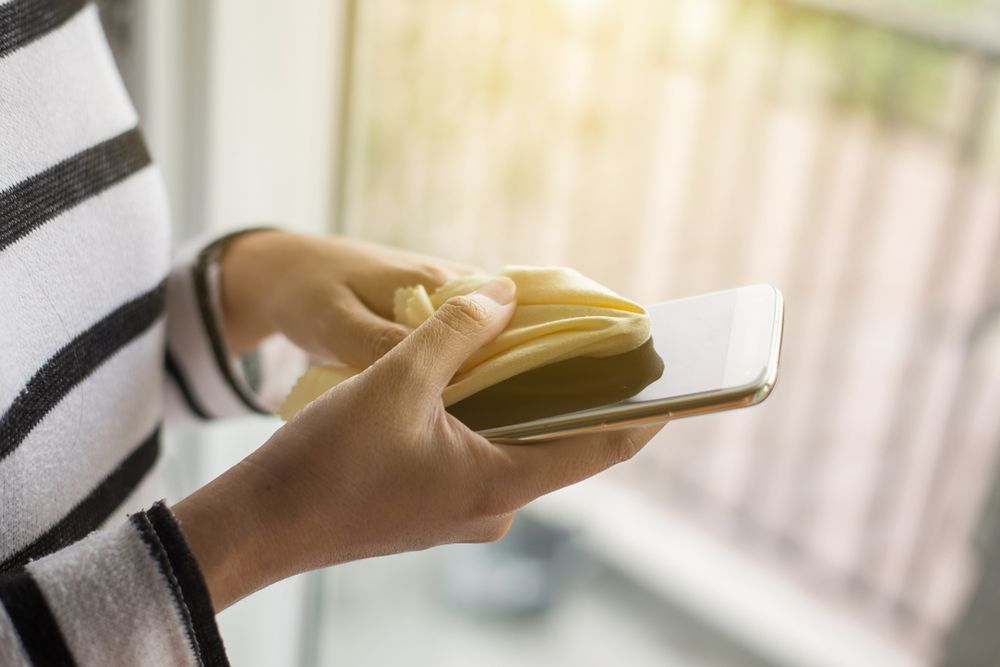 Smartfon może być siedliskiem wielu bakterii i wirusów. Shutterstock.com