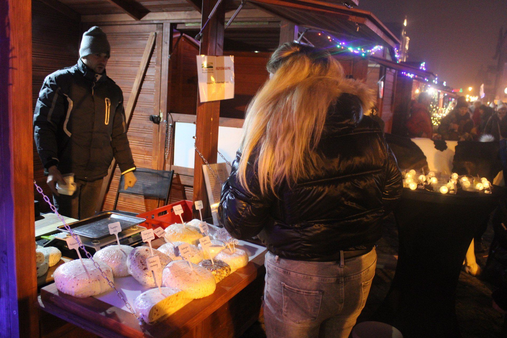 Jarmark świąteczny w Gnieźnie oficjalnie otwarty! Na Rynku rozbłysła żywa choinka