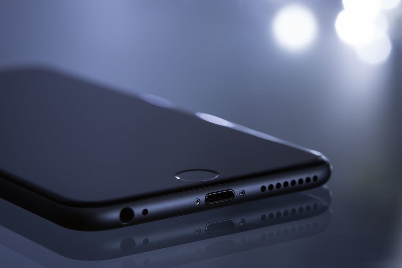 Flagowiec czy solidny średniak? Na co zwrócić uwagę, wybierając nowy telefon w 2026 roku