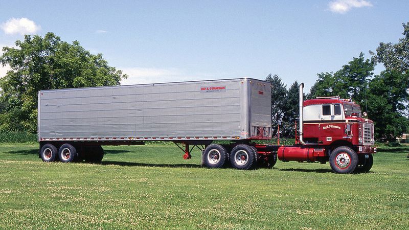 Opisywana ciężarówka z naczepą kempingową.