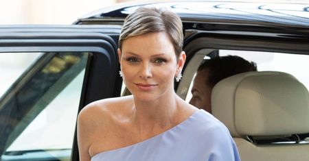 Księżna Charlene z odsłoniętym ramieniem przybywa na oficjalną kolację u króla Karola III. Odważnie? (ZDJĘCIA)