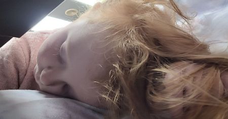 3-latka zatruła się Kinder Niespodzianką. "Miała martwe oczy"