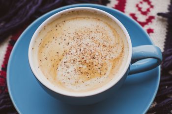 Syp codziennie do porannej kawy. Twój mózg wskoczy na wyższe obroty