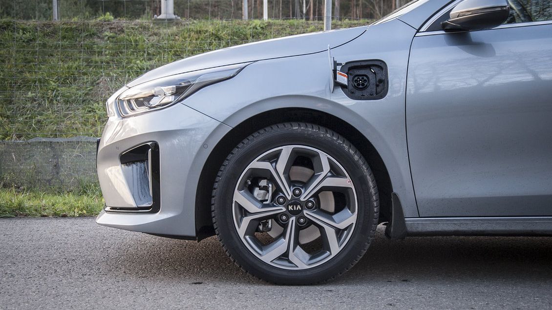 Aby hybryda plug-in paliła tyle, ile mówią dane katalogowe, trzeba tę klapkę podnosić co kilkadziesiąt km