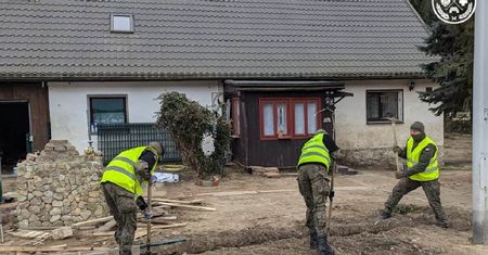 Lubelscy Terytorialsi pomagają powodzianom już dwa miesiące. LBOT przywraca normalność mieszkańcom