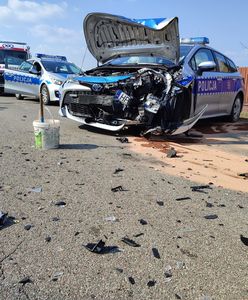 Czołowo zderzył się z radiowozem. 21-latek był pijany [ZDJĘCIA]