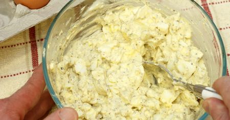 Siekam i mieszam z gotowanymi jajkami. Taka pasta sprawdzi się nawet na Wielkanoc