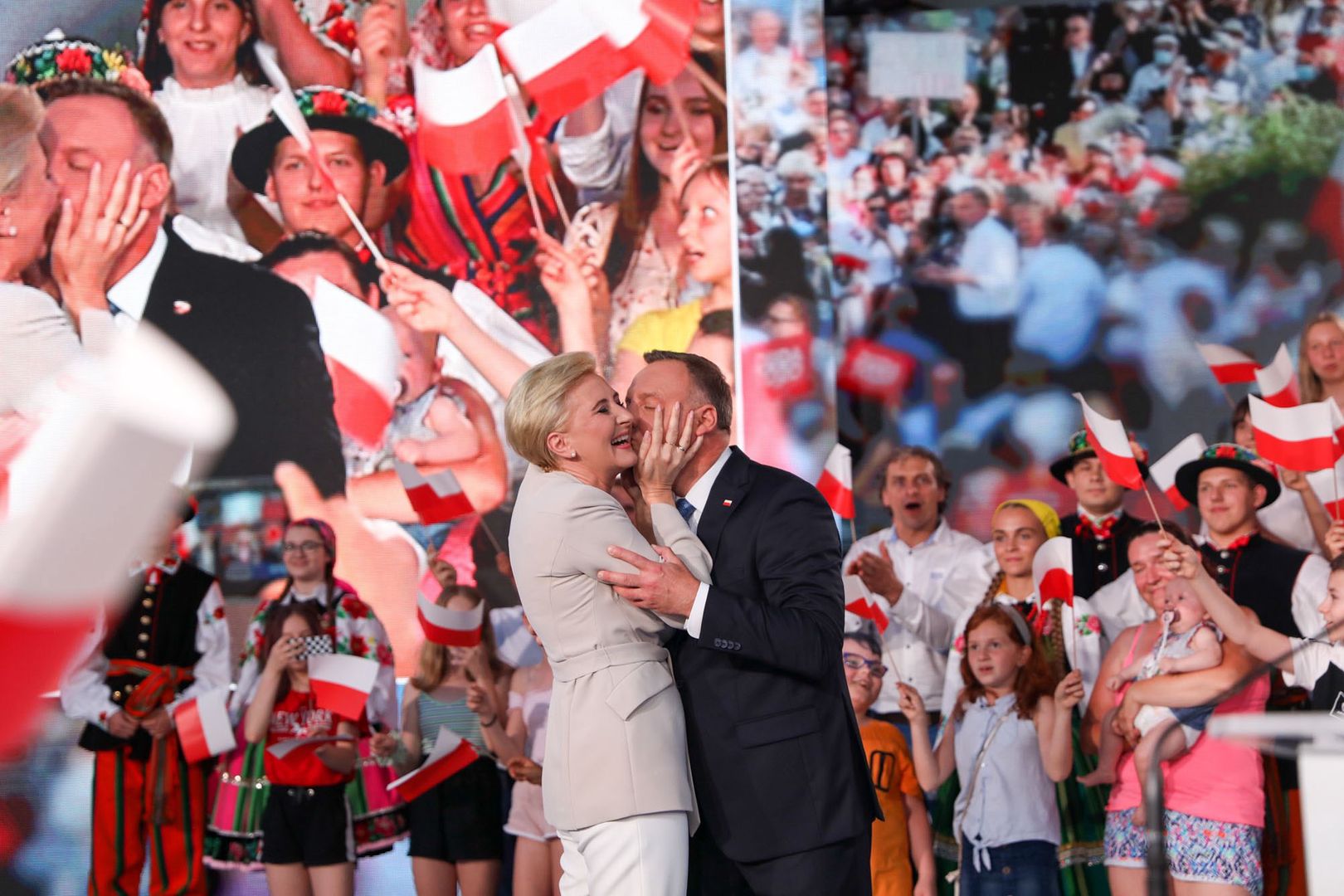 Wyniki wyborów 2020. Andrzej Duda otrzymał gorący pocałunek. Komentarz pierwszej damy