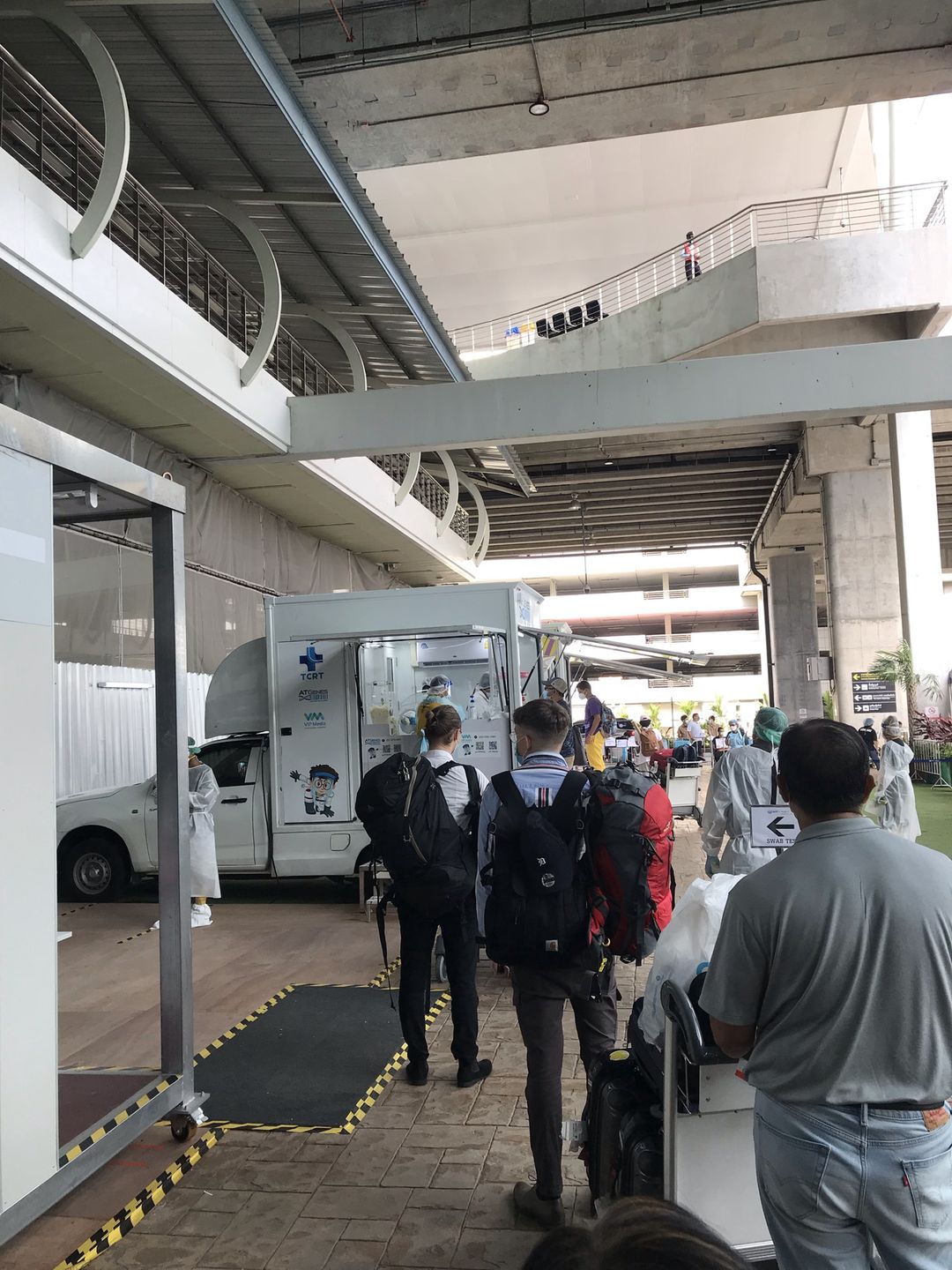 Na Phuket trzeba wjechać z negatywnym wynikiem testu PCR wykonanego nie wcześniej niż 72 godziny przed podróżą. Kolejny wymaz zostanie pobrany na lotnisku zaraz po przylocie. 