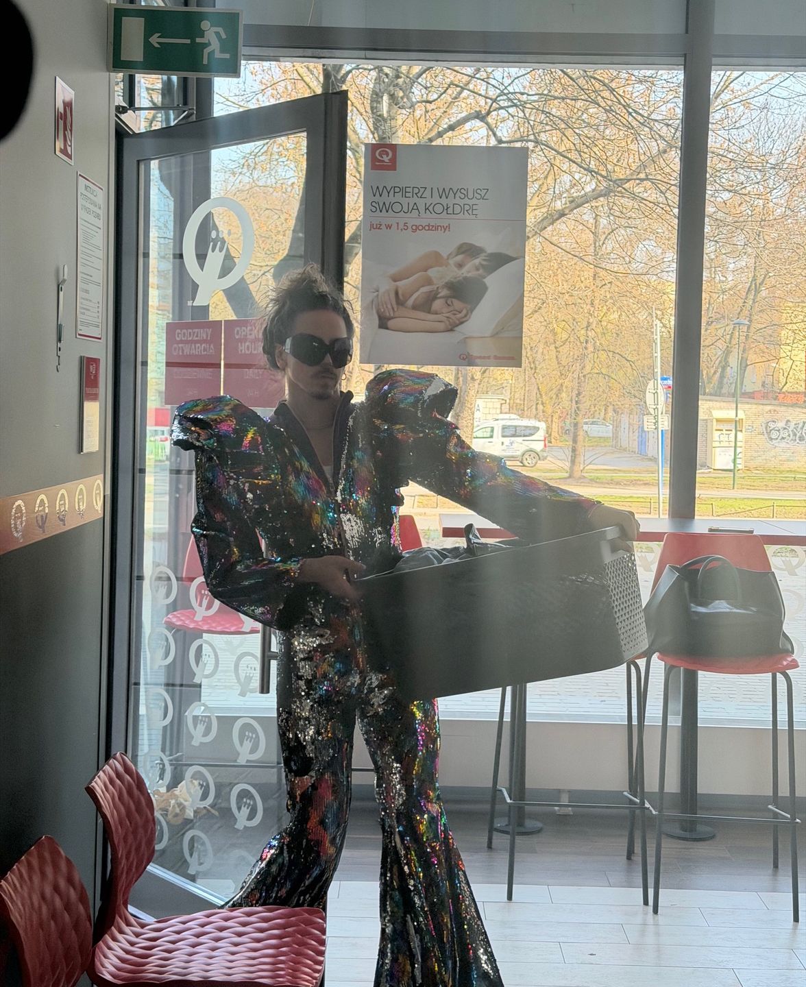Michał Szpak w drodze do pralni