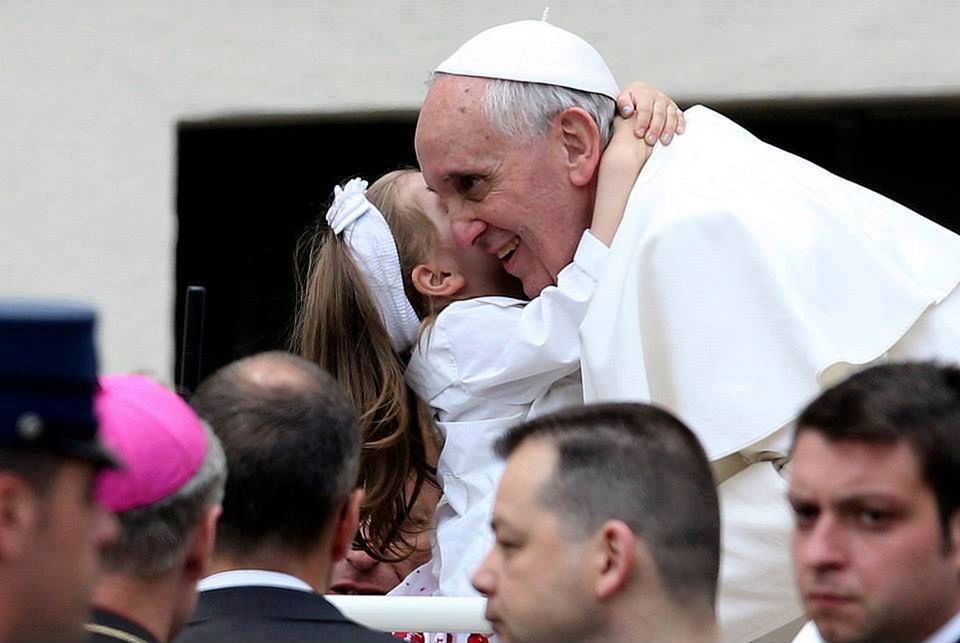 Papież przytula małą dziewczynkę