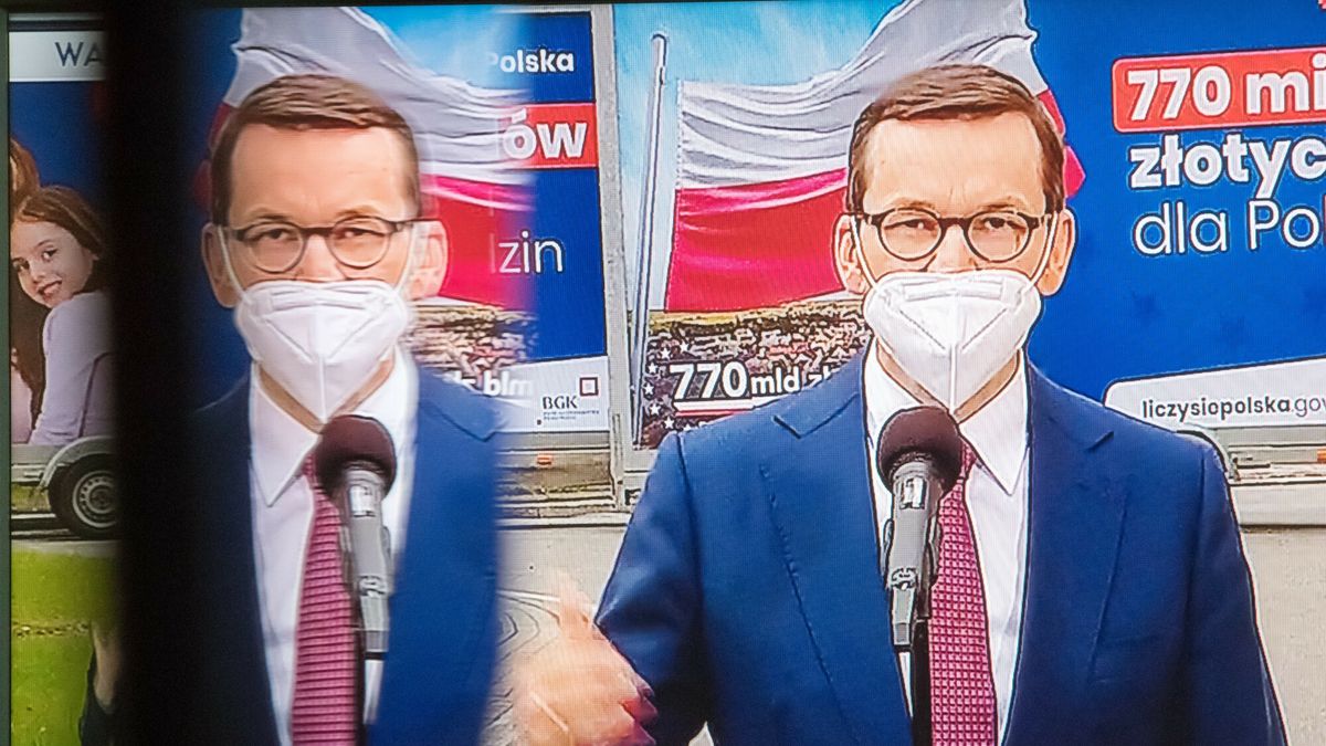 Konferencja prasowa premiera Morawieckiego 27 kwietnia 2021 r., na której mówił o rekordowych pieniądzach dla Polski z UE, w tym na KPO i o nadziei na koniec kryzysu gospodarczego. 