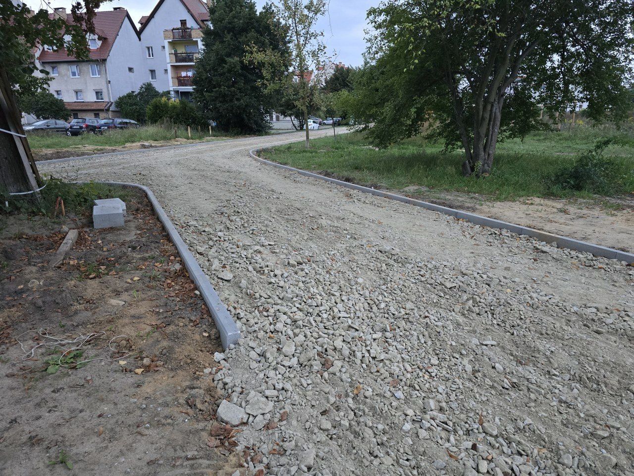 Leszno: Alejka za osiedlem Ogrody zyskuje nowe życie