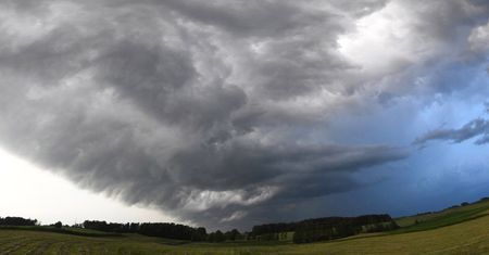 Pogoda w czwartek. Burze, deszcze i lokalnie grad